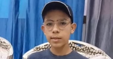 صغير من الإسماعيلية يرافق كفيفًا إلى المسجد منذ 6 سنوات ويُبدع في القرآن والأذان.. فيديو
