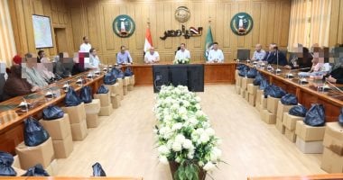 محافظ المنوفية يوزع مساعدات مالية وعينية لـ55 حالة إنسانية