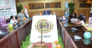 محافظ الغربية يسلم الزى المدرسى ويسدد مصروفات 35 طالبا من أبناء الأولى بالرعاية