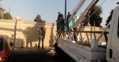 صيانة كشافات إنارة بمنطقة كورنيش النيل وإعادة تأهيل الجزر بحي جنوب الأقصر