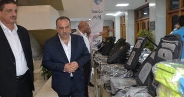 محافظ أسيوط يوزع 300 حقيبة مدرسية للأسر الأولى بالرعاية بالعام الدراسي الجديد