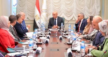 وزير التعليم يبحث تعزيز مبادرات الكشف عن ضعاف البصر بين طلاب المدارس