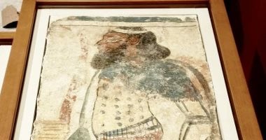 مقتنيات المتحف المصرى.. قطعتان من الجص الملون لأسيرين مقيدين