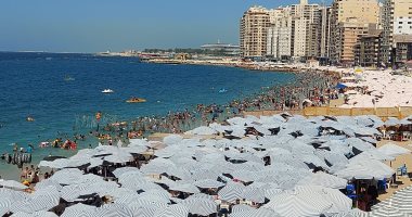 استمرار الإقبال على شواطئ الإسكندرية.. قبل بدء العام الدراسى الجديد