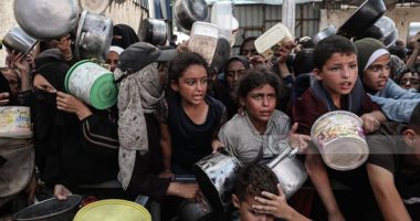 القتل تجويعا.. معاناة البحث عن الطعام فى مخيم النصيرات بقطاع غزة