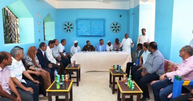 محافظ أسوان يلتقي بأهالي غرب سهيل