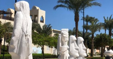 تماثيل الممشى السياحى بالغردقة.. متحف مفتوح يزينه إبداع فنانى النحت العالميين
