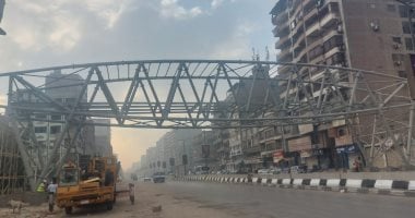 محافظ القليوبية يتابع تركيب الهيكل المعدنى لكوبرى المشاة أمام مجمع مدارس محور العصار