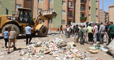 القاهرة تنقذ مدينة "معًا" بحى السلام من العشوائية بعد تحول شوارعها لعشش وأكشاك.. المحافظ يوجه بالمرور على المناطق لإزالة المخالفات وسحب الشقق المؤجرة للغير.. ويؤكد: رصدنا محالا بين العمائر وسرقة للكهرباء.. صور
