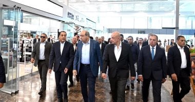 رئيس الوزراء يتفقد المشروعات الجارية لتطوير المنطقة المحيطة المتحف المصري الكبير.. ويوجه بضرورة الانتهاء من تنفيذ الأعمال بصورة تليق بأكبر صرح لعرض الآثار بالعالم.. ويؤكد: الحكومة طورت جميع الطرق المؤدية للمتحف