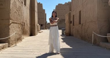 سائحة تركية تستمتع بزيارة معابد الأقصر بزي كليوباترا.. صور السائحة تركية بزي كليوباترا