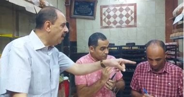 محافظ سوهاج لصاحب مخبز: "أنت بتبيع بمزاجك ودا ميرضيش ربنا".. فيديو