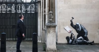 حذف جدارية بانكسى.. تصور قاضيا يضرب متظاهرا من محكمة فى لندن