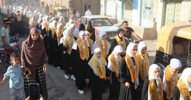 مسيرة بشوارع قرية الغنيمية بالشرقية احتفاء بتكريم من حفظة القرأن الكريم