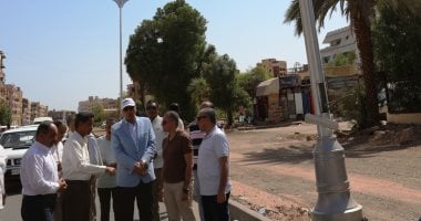 تطوير طريق السادات بأسوان وتركيب المطبات الصناعية