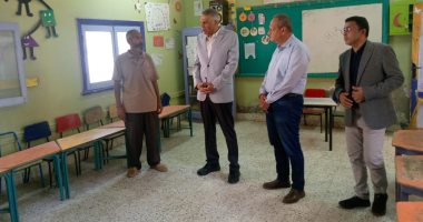 محافظ أسوان يتفقد مدارس دراو استعدادا للعام الدراسى الجديد.. صور