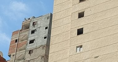 استمرار إنزال الأثاث من عقار المندرة المائل وهدم الأدوار الخالية.. فيديو وصور