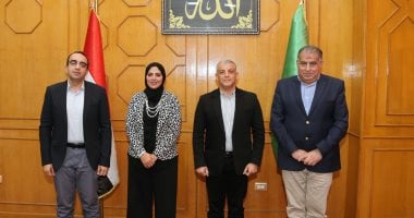محافظ الإسماعيلية يكرم مدير عام مديرية التموين والتجارة الداخلية