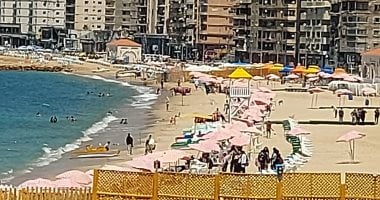 شواطئ الإسكندرية خالية قبل الدراسة بأيام.. والقطاع الغربى يسجل 10%.. صور