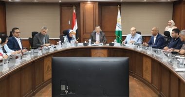 محافظ الجيزة يناقش مقترحات تطوير منطقة عزبة الصفيح فى أبو رواش