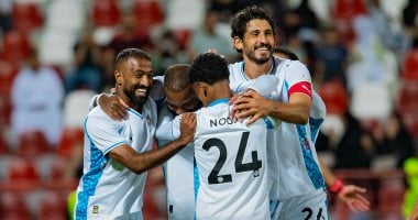 لاكازيت يقود نيوم للفوز على ضمك في الدوري السعودي بمشاركة حجازي احتفال حجازي مع اللاعبين