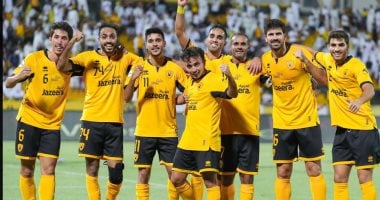 كهربا مع لاعبي القادسية الكويتي