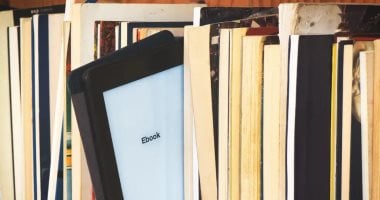 الكتاب الورقي vs الإلكتروني.. دراسات تؤكد على أهمية الكتب الورقية
