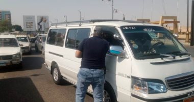 محافظة أسوان تتلقى شكاوى بعدم التزام سائقى السيرفيس بخطوط السير وضبط 22 مخالفة