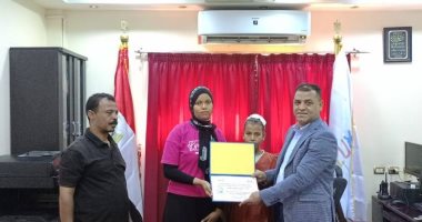 تكريم 3 موظفين بجائزة الموظف المثالى بمدينة البياضية فى الأقصر