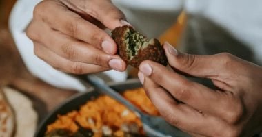 تناول الطعام باليدين يشعرك بالسعادة ويخفف التوتر.. لهذا السبب تناول الطعام باليدين