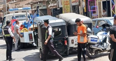 ضبط 90 مركبة توكتوك ودراجة نارية مخالفة خلال حملات مرورية بأسوان