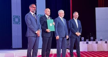 صورة اليوم.. محافظ الأقصر يتسلم جائزة الآغا خان العالمية للعمارة 2025 عن مشروع إحياء إسنا التاريخية