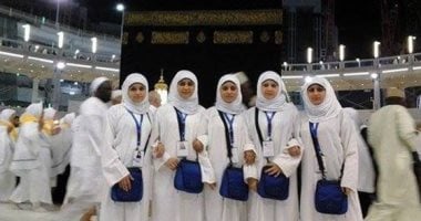 ما حكم استخدام الزينة ومرطبات الشفاه أثناء العمرة؟.. أمينة الفتوى تجيب سيدات يؤدين مناسك العمرة