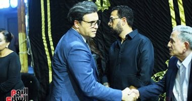 وزيرا الثقافة والتضامن الاجتماعى فى عزاء أرملة الموسيقار سيد مكاوى بمسجد عمر مكرم