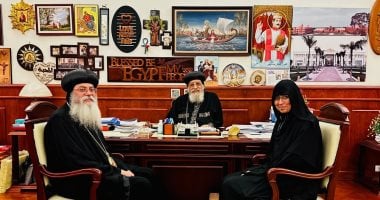 البابا تواضروس الثانى يستقبل مطران القدس فى المقر الباباوى بالقاهرة