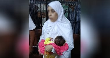المتهمة بقتل زوجها وأطفاله الـ6 بالمنيا تحمل صغيرها فى أولى جلسات محاكمتها