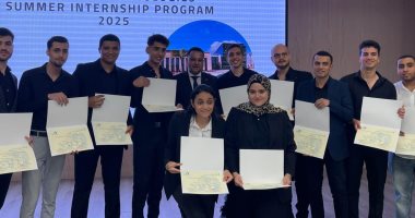 وزير الاتصالات يكرم مدير برامج كلية علوم الحاسب بجامعة بنها الأهلية.. صور