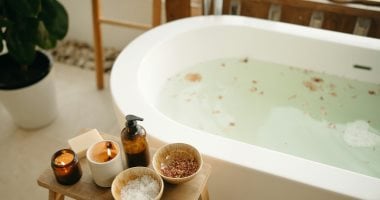 5 طرق لتعطير حمامك ومنحه رائحة منعشة.. منها استخدام صودا الخبز