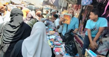 شاهد توافد المواطنين بالأقصر على شراء المستلزمات المدرسية قبل بدء العام الدراسى