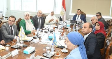 وزير الإسكان يتابع الاشتراطات والضوابط والمعايير الخاصة بالإعلانات على الطرق
