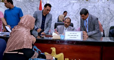 محافظ سوهاج يستمع إلى مطالب وشكاوى المواطنين فى اللقاء الجماهيرى
