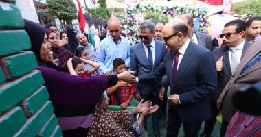 محافظ كفر الشيخ يلتقى المواطنين ويكافئ عاملة نظافة خلال جولته بالشوارع