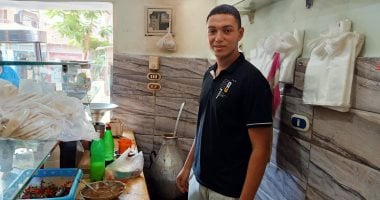 طالب بكلية الطب فى كفر الشيخ يفتخر بعمله بمطعم فول ليساعد والده.. صور