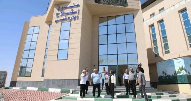 محافظ الوادى الجديد يتابع العمل بصندوق استصلاح الأراضى ويكافئ الموظفين