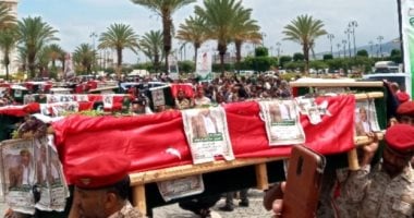 جماعة الحوثى تشيع جثامين 32 صحفيا استشهدوا فى غارات إسرائيلية على صنعاء