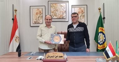 محافظ الدقهلية يمنح شهادة تقدير ومكافأة لمدير نظافة بالمنصورة لتفانيه بالعمل