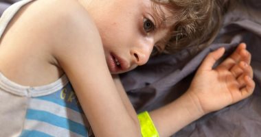 فقد السمع.. متلازمة نادرة تصيب طفل وقمع الاحتلال يمنع علاجه خارج غزة