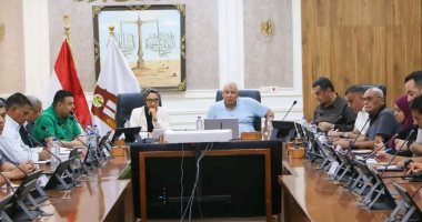 محافظ الوادى الجديد يتابع الاستعدادات لاستقبال العام الدراسى عبر الفيديو كونفرانس