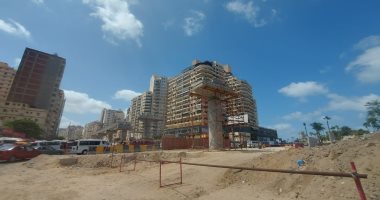 بعد إزالة كوبرى المندرة.. استكمال مسار مترو أبو قير ودق الأعمدة الخرسانية