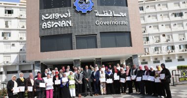محافظ أسوان يكرم القيادات النسائية لاجتيازهن البرنامج التدريبى المرأة تقود